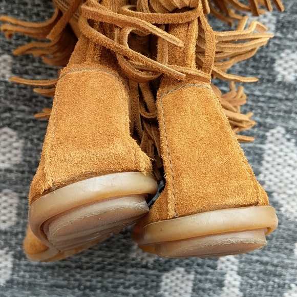 Minnetonka 5 layer fringe moccasin boot - Picture 3 of 8